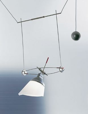 YAYAHO Element 77 von Ingo Maurer: Elegante Hängelampe mit verstellbarer Blende für individuelles Lichtdesign.